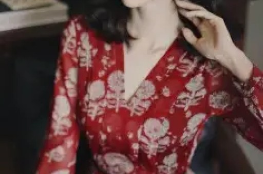 75岁刘晓庆被指耍大牌?与网红王婆同台全程冷场不互动气氛尴尬 75岁刘晓庆被指耍大牌?与网红王婆同台全程冷场不互动气氛尴尬
